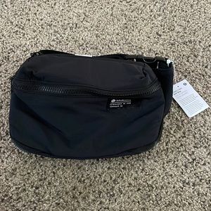 NWT Lululemon Clean Lines Belt Bag in black